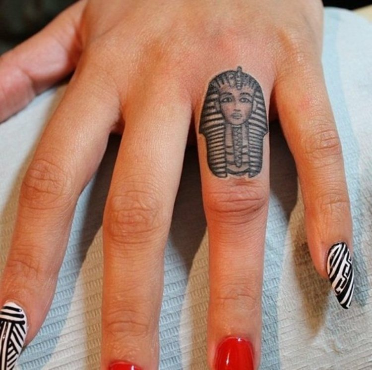 finger-tatuering-kvinna-hand-ring-finger-farao-manikyr-svart-vit-röd