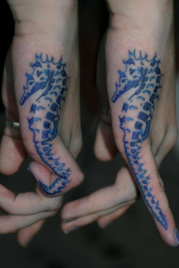 finger-tatuering-lilla finger-utanför-sjöhäst-blå-kvinna-händer