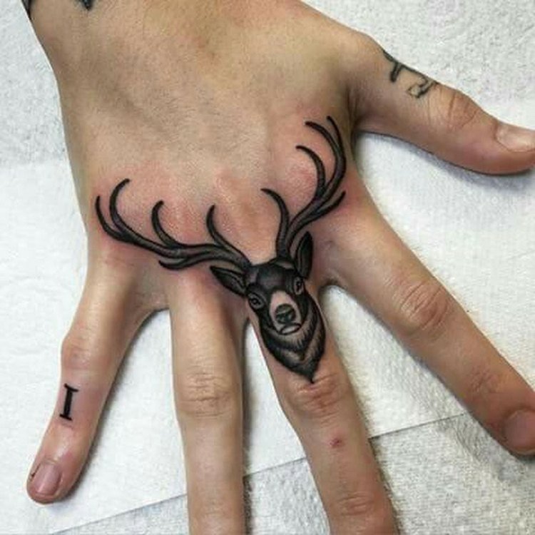 finger-tatuering-älg-djur-människa-hand-långfinger-bokstav-tumme-lillfinger