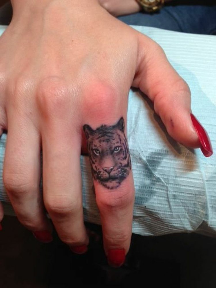 finger-tatuering-pekfinger-tiger-vild-djur-färgad-kvinna-hand-naglar-röda