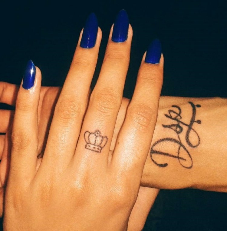finger-tatuering-kvinna-hand-man-hand-bokstäver-krona-naglar-spets-blå-långfinger