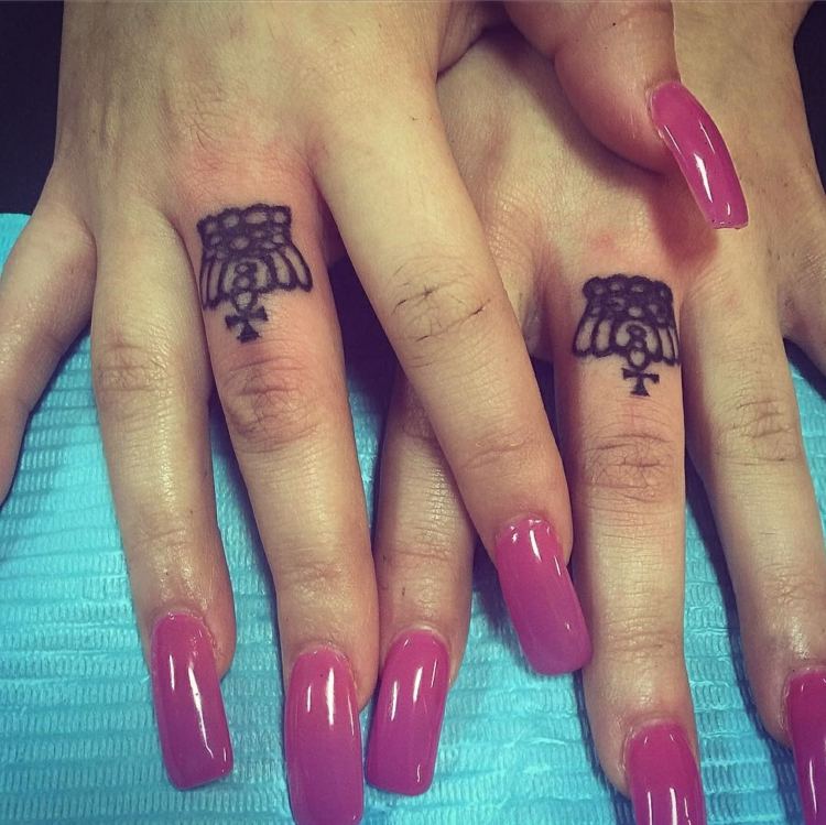 finger-tatuering-långfinger-krona-kors-kvinna-händer-naglar-rosa