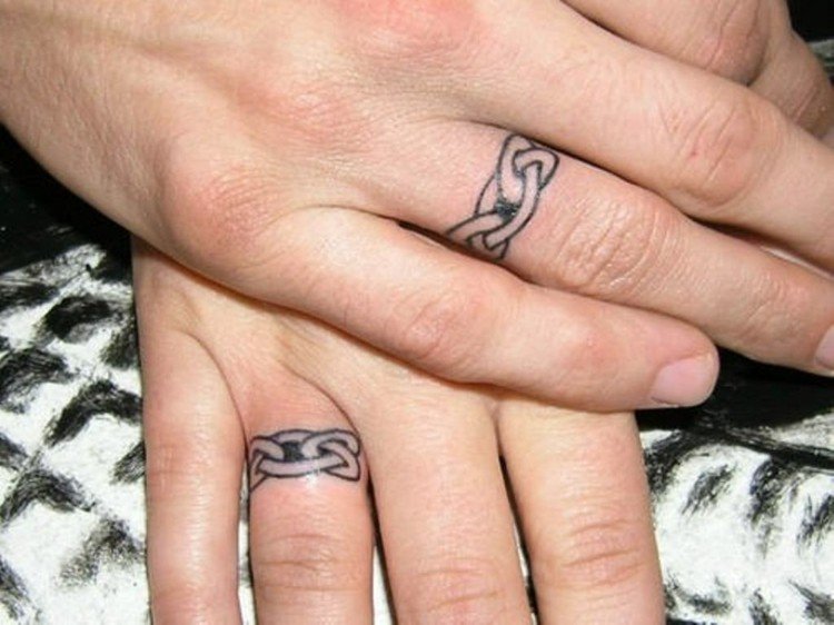finger-tatuering-keltisk-ring-kedja-man-kvinna-par-vigsel-ring-svart-vit