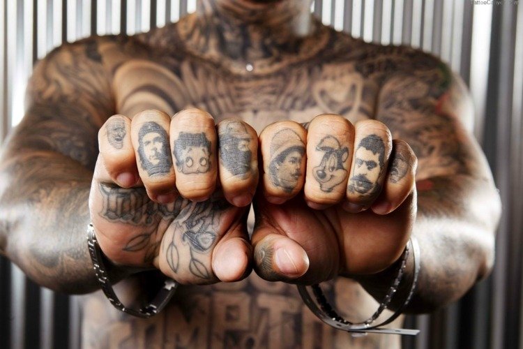 finger tatuering man-kropp-tatuering-palm-kedjor-tecknade-hjältar-människor-kända