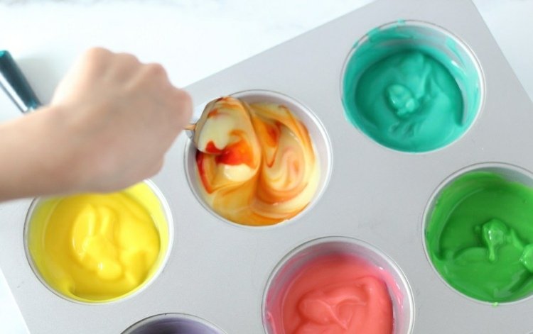 Gör fingermålningar själv med pudding för ätbara färger