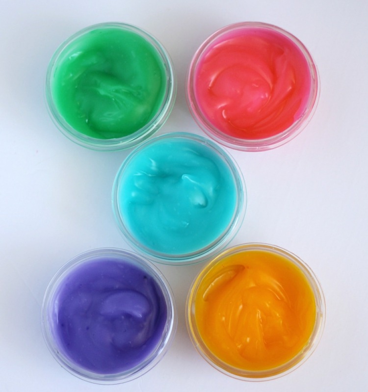 Förvara DIY fingerfärg i kylskåpet i låsbara behållare