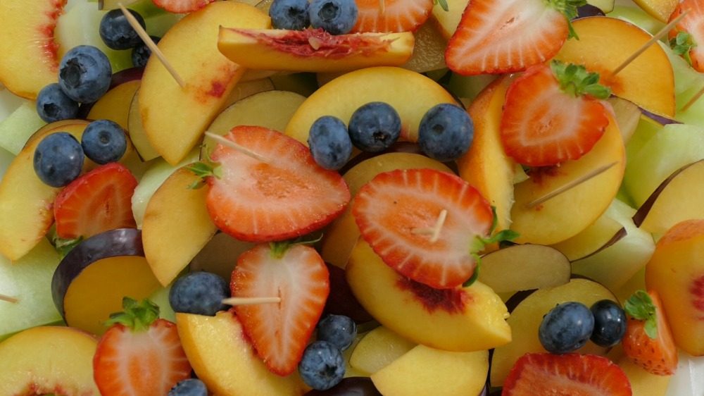 fruktsallad fruktspett eller fruktspett när barn gör fingermat med tandpetare