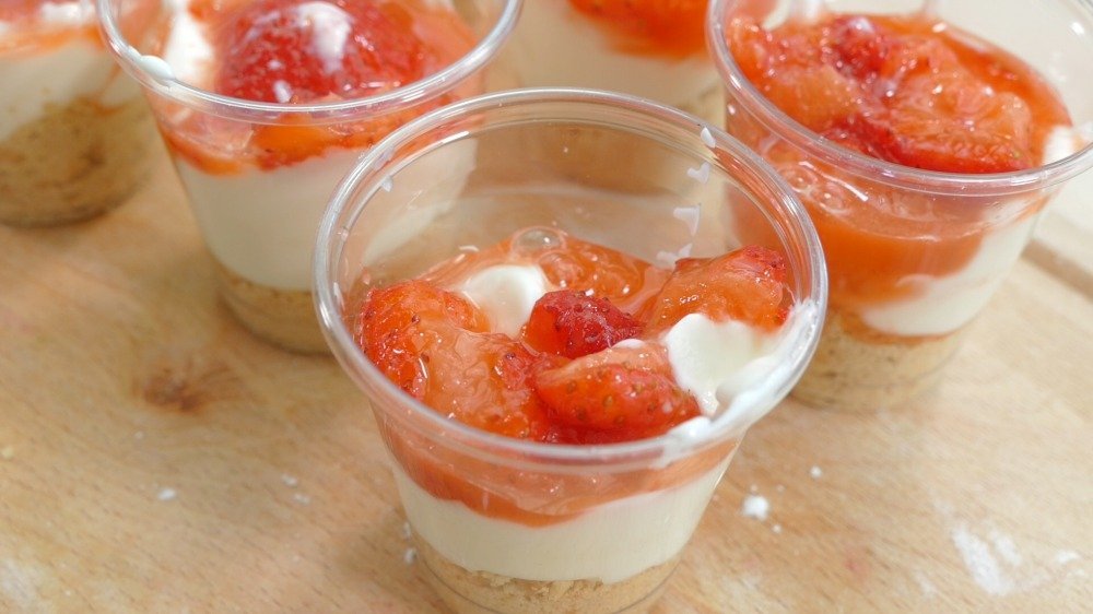 cheesecake i ett glas med skyr kex och jordgubbar med strösocker som barns fingermat