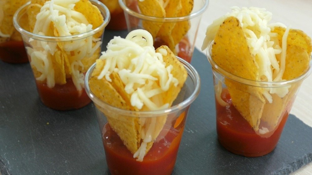 tortillachips salsadip med ost i ett glas