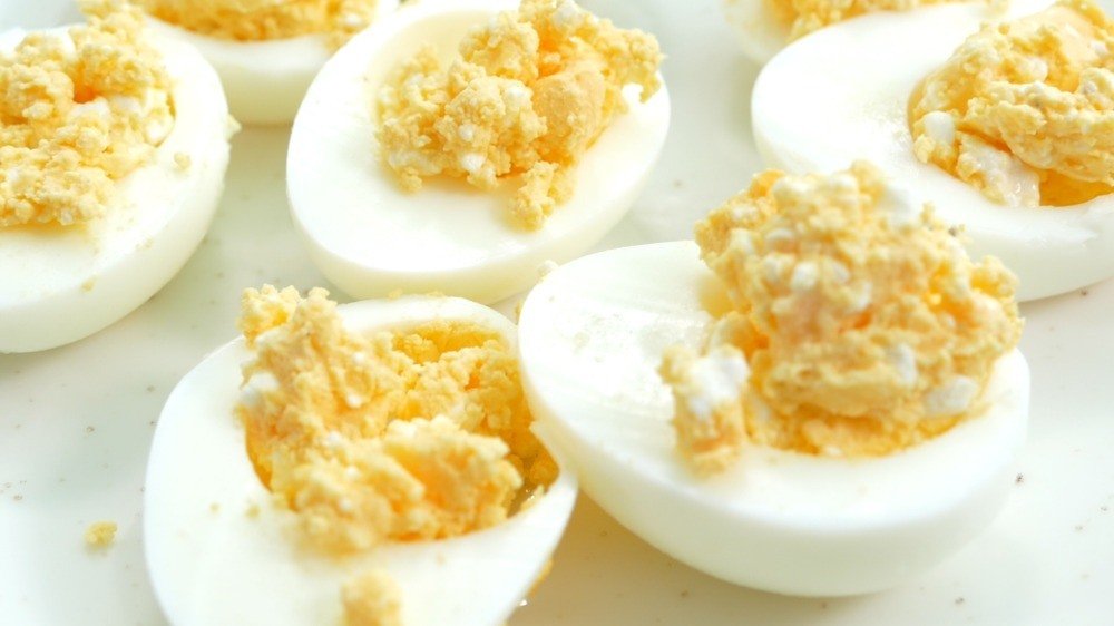 fyllda ägg som fingermat för barn med keso