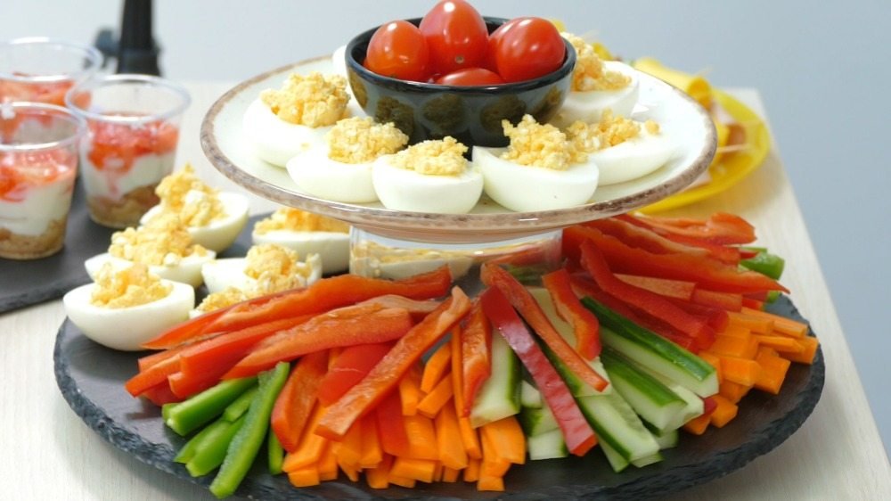 Barnens festmat av grönsaksremsor bestående av morötter, paprika och gurkor med citronsaft
