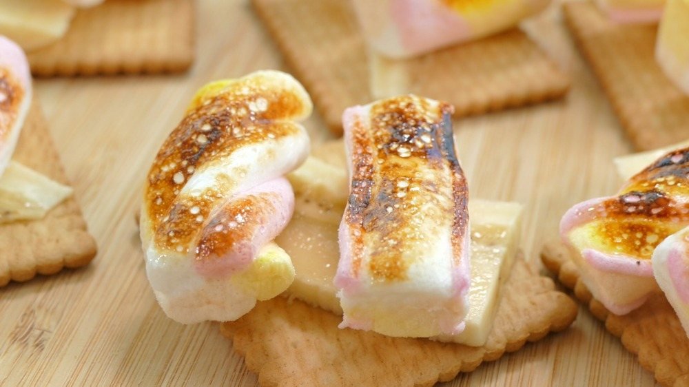 marshmallow kex med banan till barnkalas fingermat karamelliserad med köksbrännare