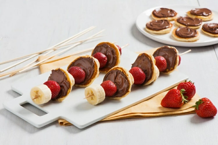 Minipannkakor med Nutella, jordgubbar och bananer