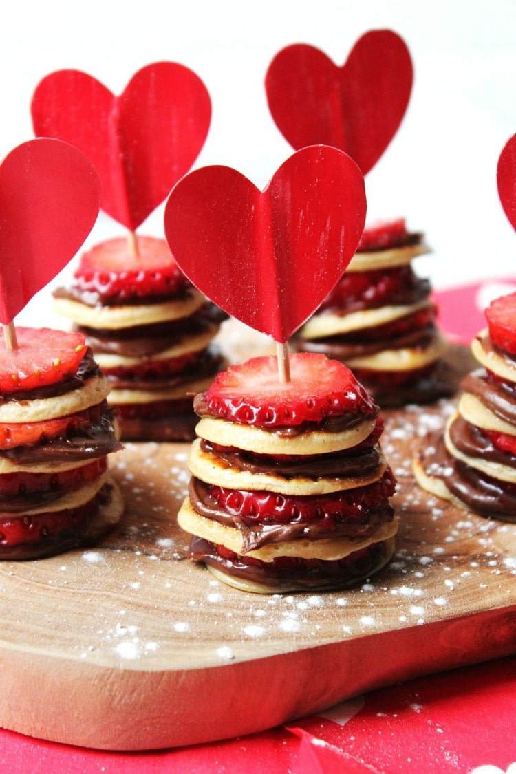 Pannkakor som en fingermatfrukost med Nutella och jordgubbar till alla hjärtans dag