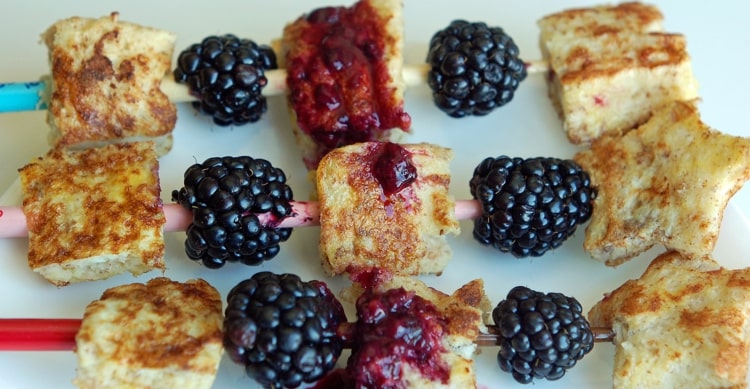 French toast -idé på ett spett med bär eller andra frukter