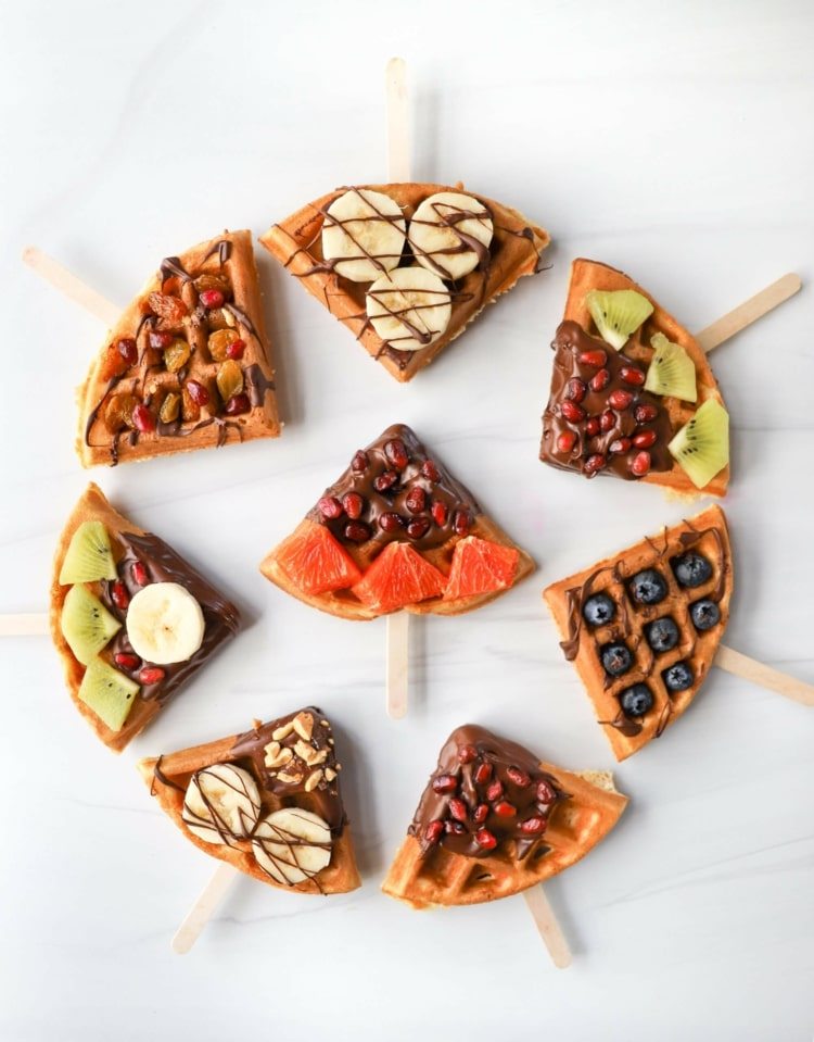 Våfflor på en pinne med choklad, kiwi, blåbär, bananer, granatäpple, grapefrukt och nötter