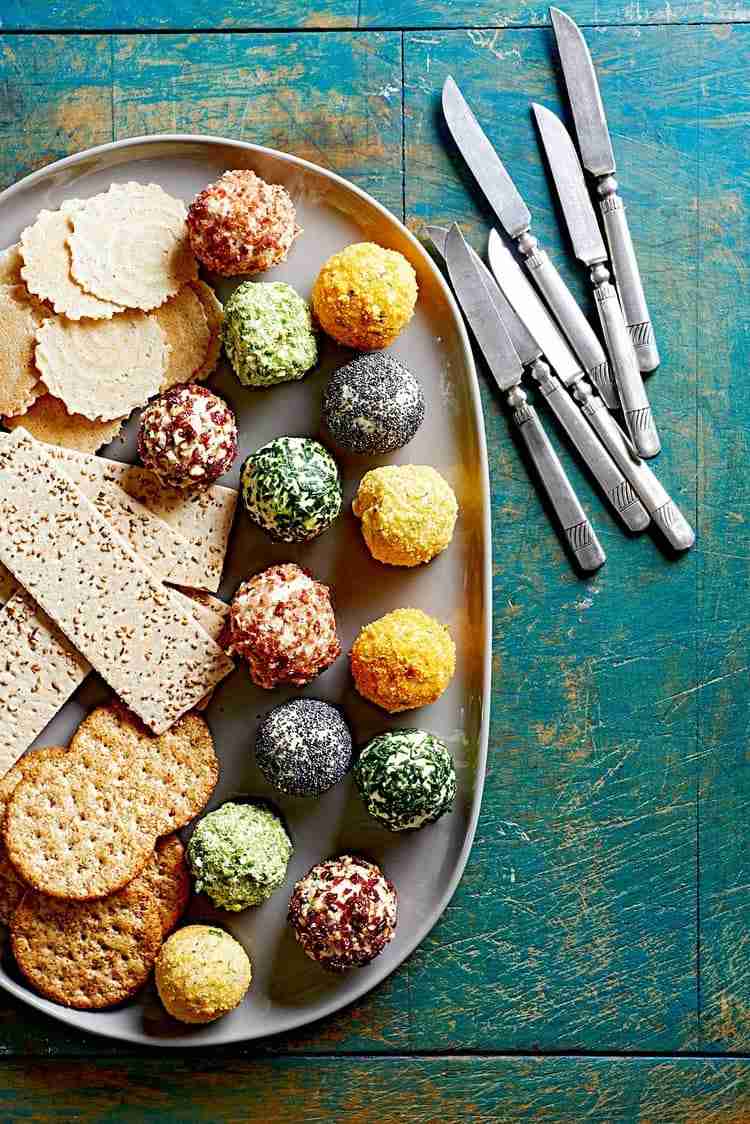 Serverade färgglada färskostbollar som en festmåltid med bröd och kex