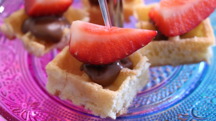 Pfinger matfest recept med våfflor chokladkräm och jordgubbar