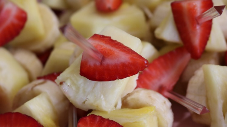 fingermat frukt från ananas jordgubbar och bananer spettade med partypicker