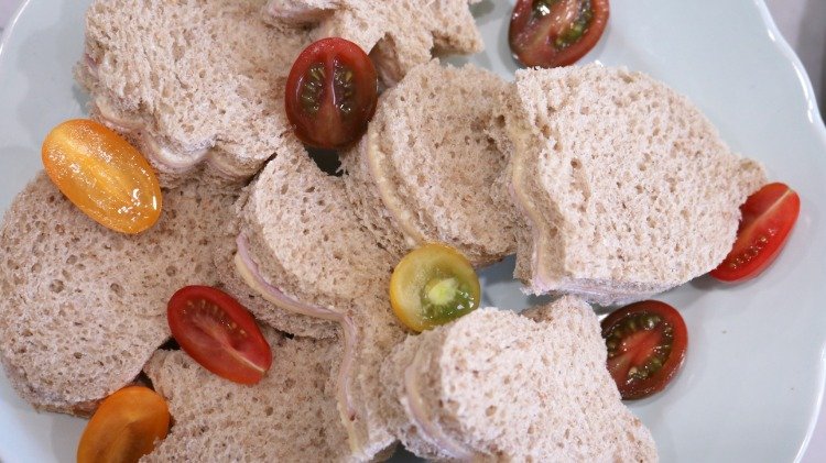 Garnera smörgåsfest med smörgåsar och kör ut temafigurer med kakskärare