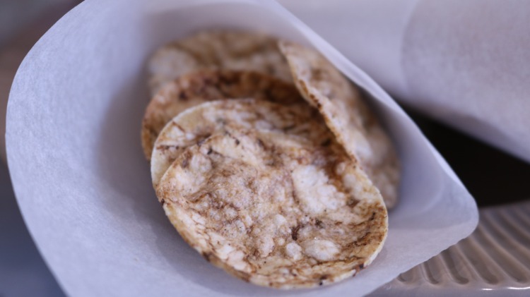 risflis i en papperspåse gjord av bakpapper för en festmat