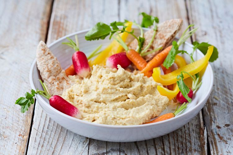 Förbereder fingermat vegetarisk lätt-humus