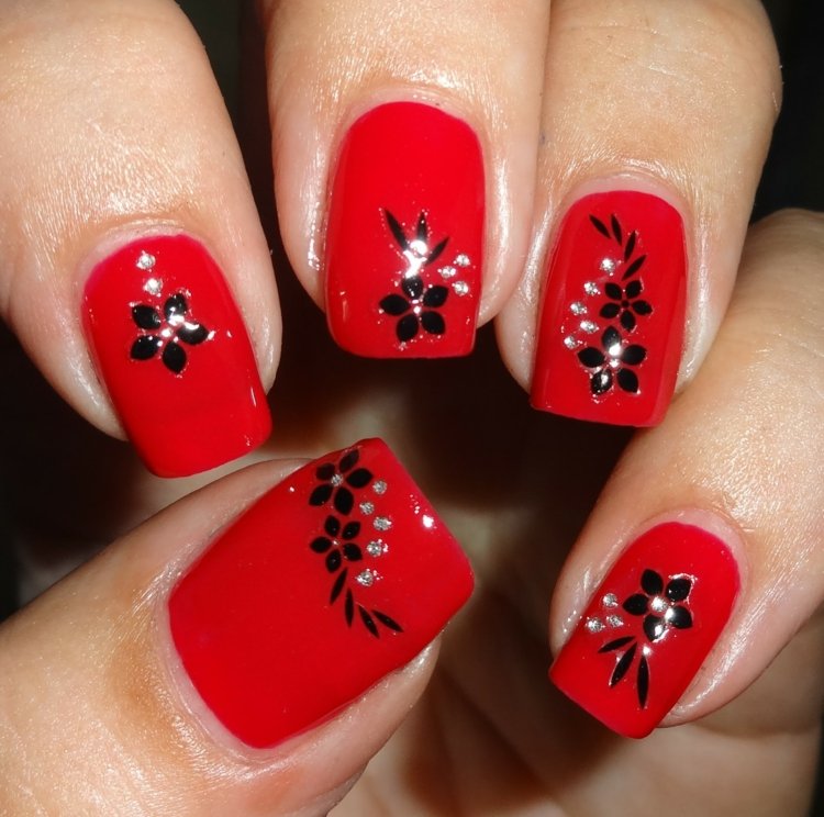 naglar bilder röda nagellack blommor svarta strass