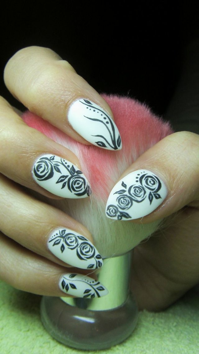 spetsiga naglar rosmönster svart och vitt