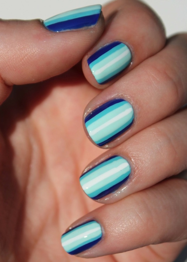nagellack blå nyanser ränder designidéer