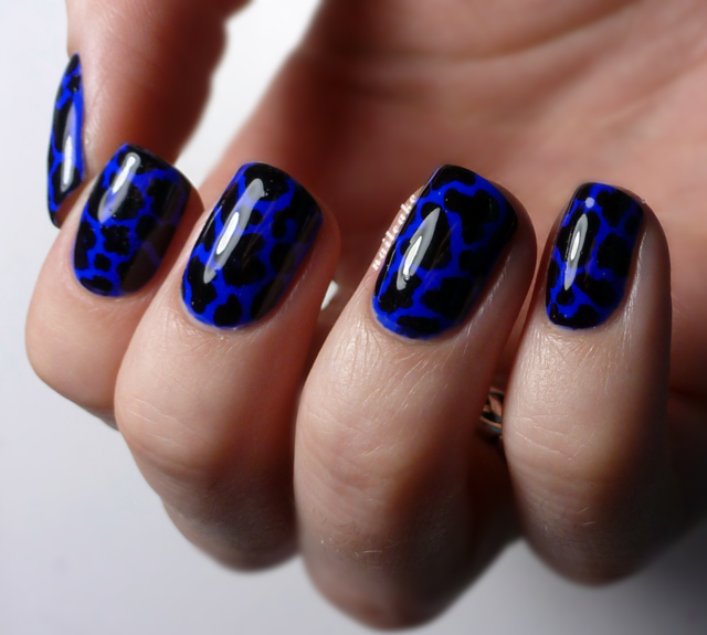 mörkblått svart nagellack ko -mönster djurmotiv