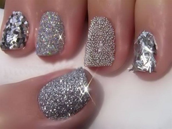 Nya år-naglar-idéer-glitter-vinter-design-inläggningar-metallisk-kaviar-pärl-manikyr