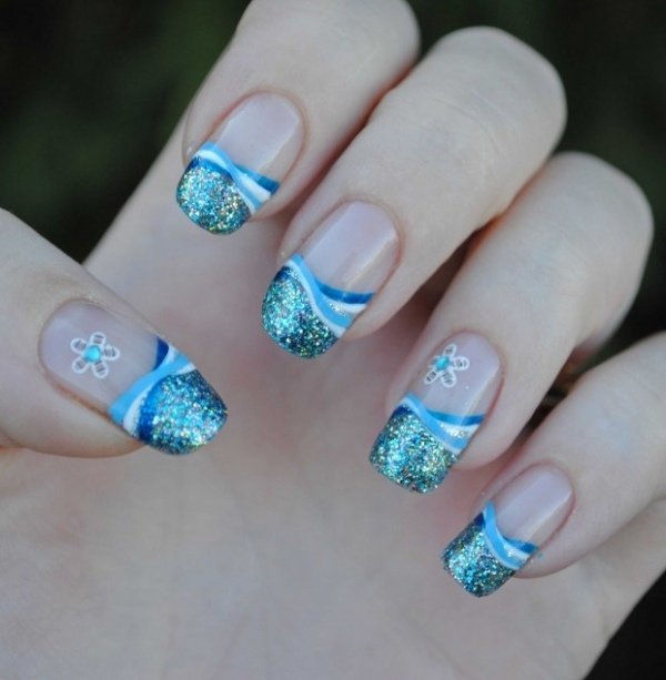 ideen-diy-fransk-nagel-design-blå-glitter-vinter-design-motiv-blå