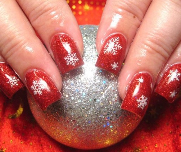 nageldesign-snöflinga-vinter-motiv-vacker-stämpling-manikyr-design