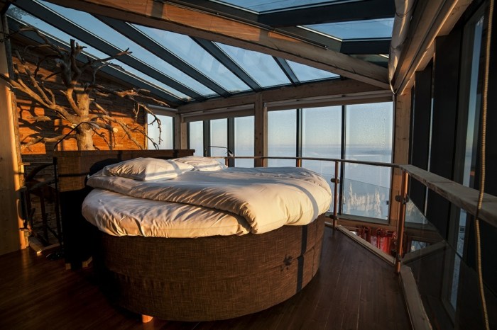 sovrum svit säng utsikt glas tak semester finland