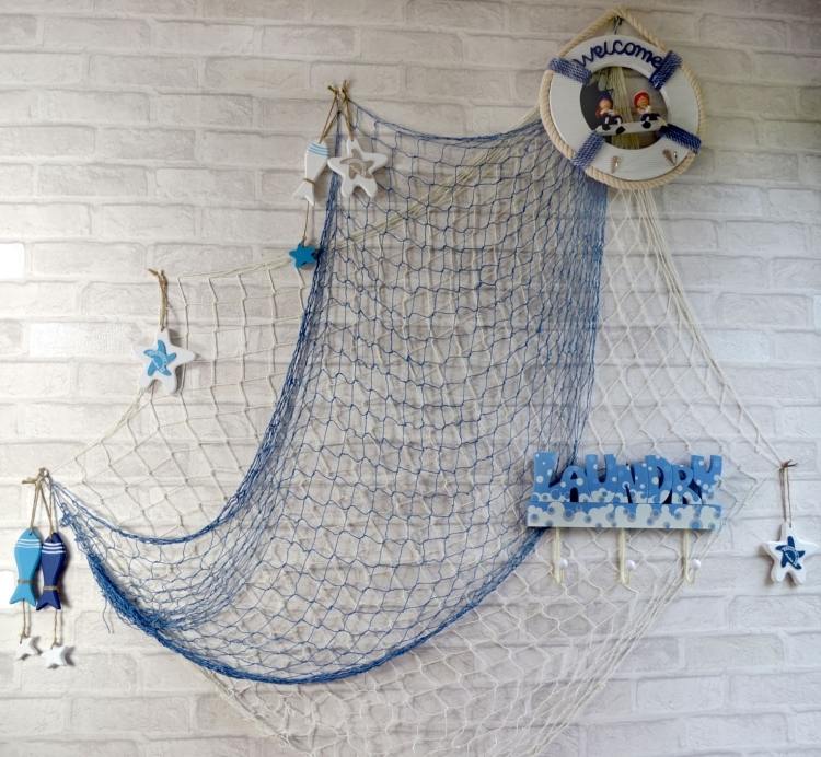 Fiskenät-blå-vägg-dekoration-badrum-trä-fisk-åror