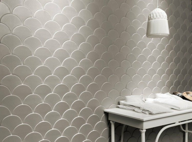 Väggdesign i vitt med fiskskalplattor med 3D -effekt