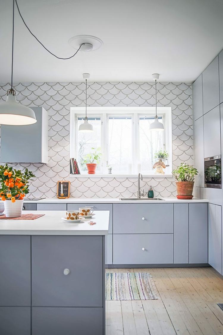 snygg köksdesign i vitt och pastellgrått
