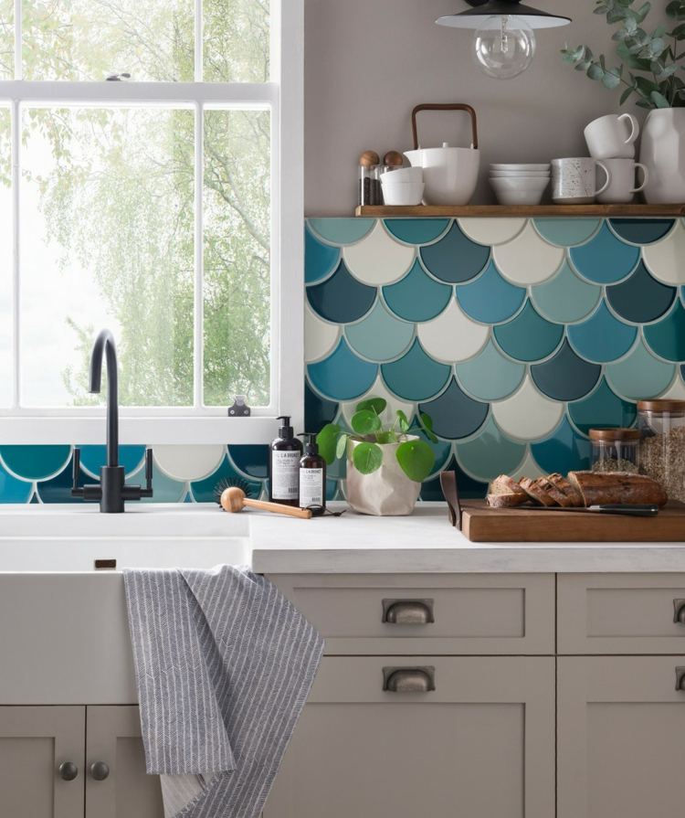 stora skjulplattor som väggplattor för köksdesign