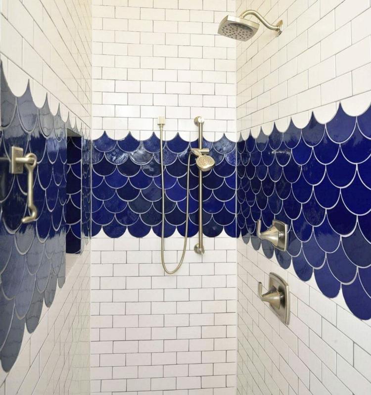 Inspiration för duschen med blå fiskskal och vita kakel