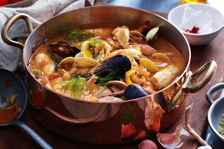 Matlagning fransk Baouillabaisse fisksoppa med saffran