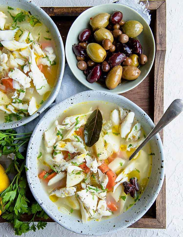 Koka helt enkelt fisksoppa med grönsaker enligt det grekiska receptet med potatis