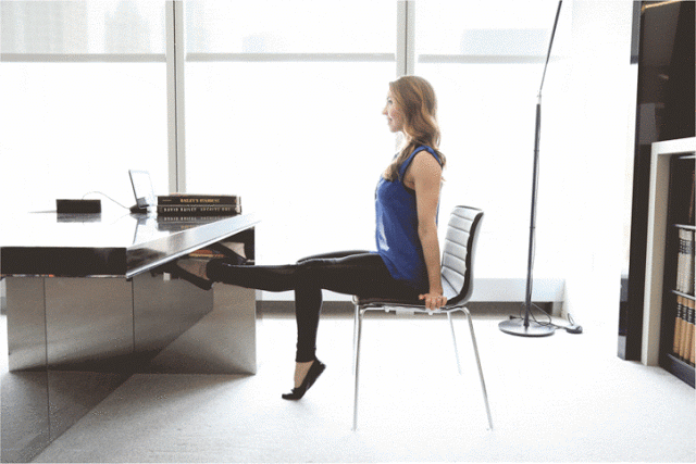 fitness-övningar-hemma-kontor-träning-träning-skrivbord-stol-sittande