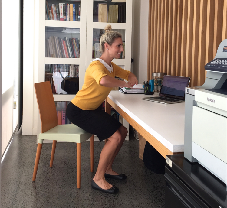 Fitnessövningar i kontoret-hemma-kontoret-träning-enkel-kvinna-skrivbord