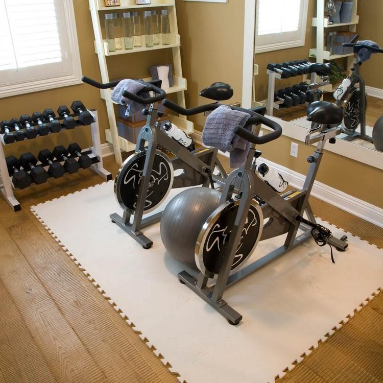 Ställ in ett litet gym i källaren i fitnesshörnan