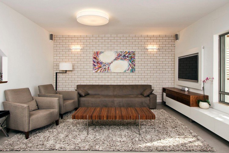 Plattskärms-TV hänger på väggen ram-kablar-göm-vardagsrum-brun-stoppade möbler