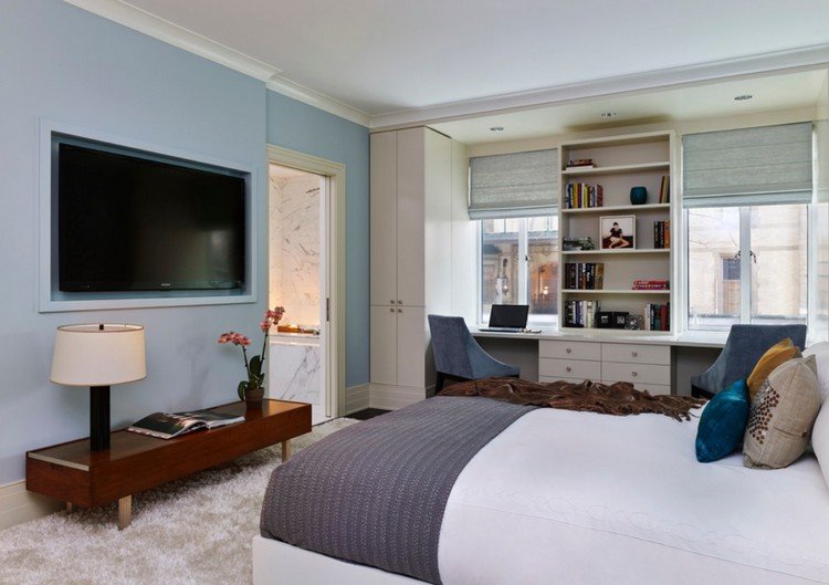 platt-tv-vägg-häng-ram-sovrum-blå-vägg-färg