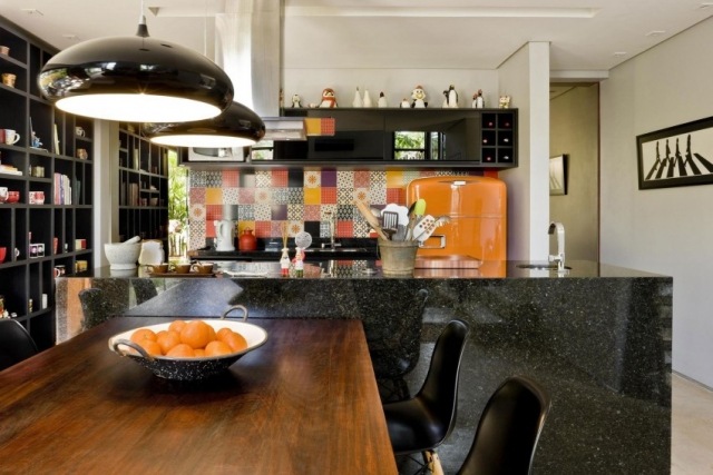Design kök arbetsbänk granit svarta stolar kök bakvägg kakel