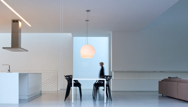 Matsalsmöbler raffinerade stolar design hus vit minimalistisk taklampa