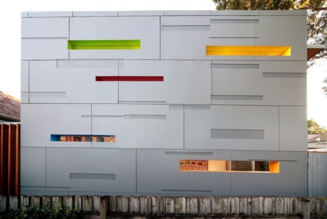 Fasaddesignpaneler-metallgrå fönsteröppningar med smal utsikt över gatan