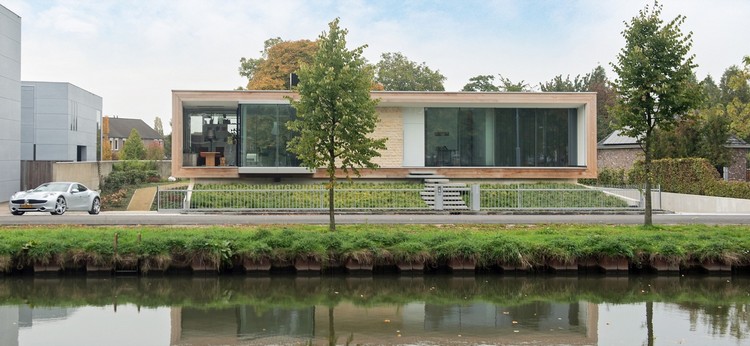 Platt tak hus design träram-stora-fönster front-kanal